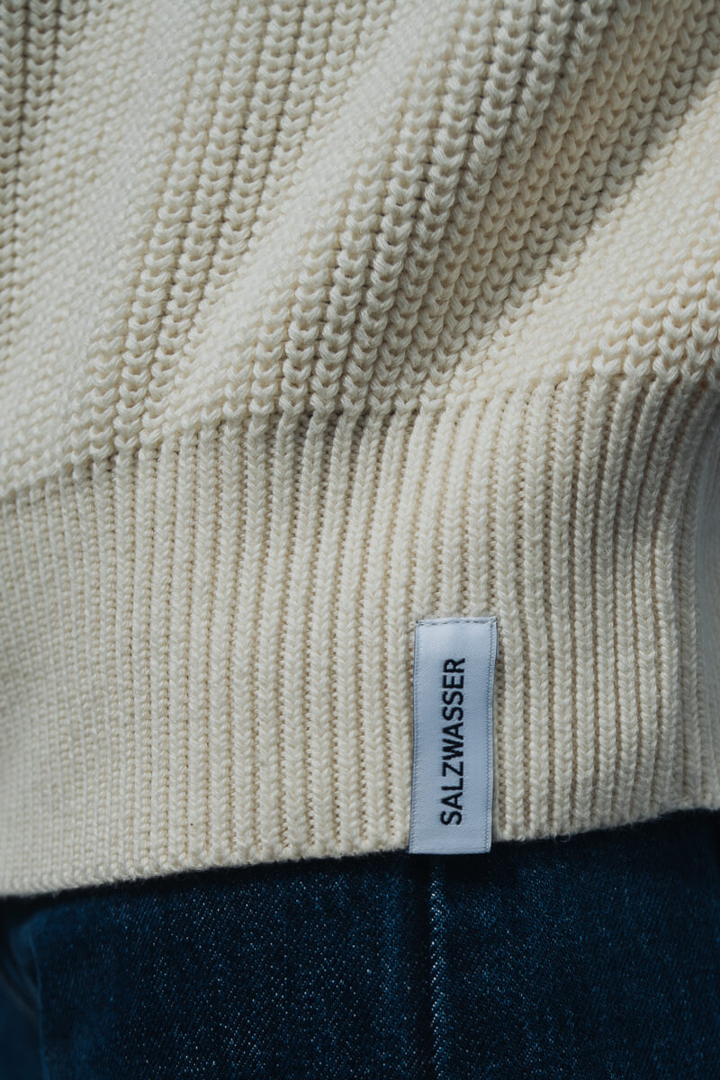 Plastikfreies SALZWASSER Label an nachhaltigem Strickpullover für Damen aus Bio-Baumwolle