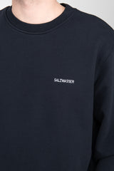 schlichter Sweater in Dunkelblau mit weißer SALZWASSER-Stickerei