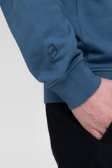 schlichter Sweater in Indigo mit Ton-in-Ton SALZWASSER-Stickerei