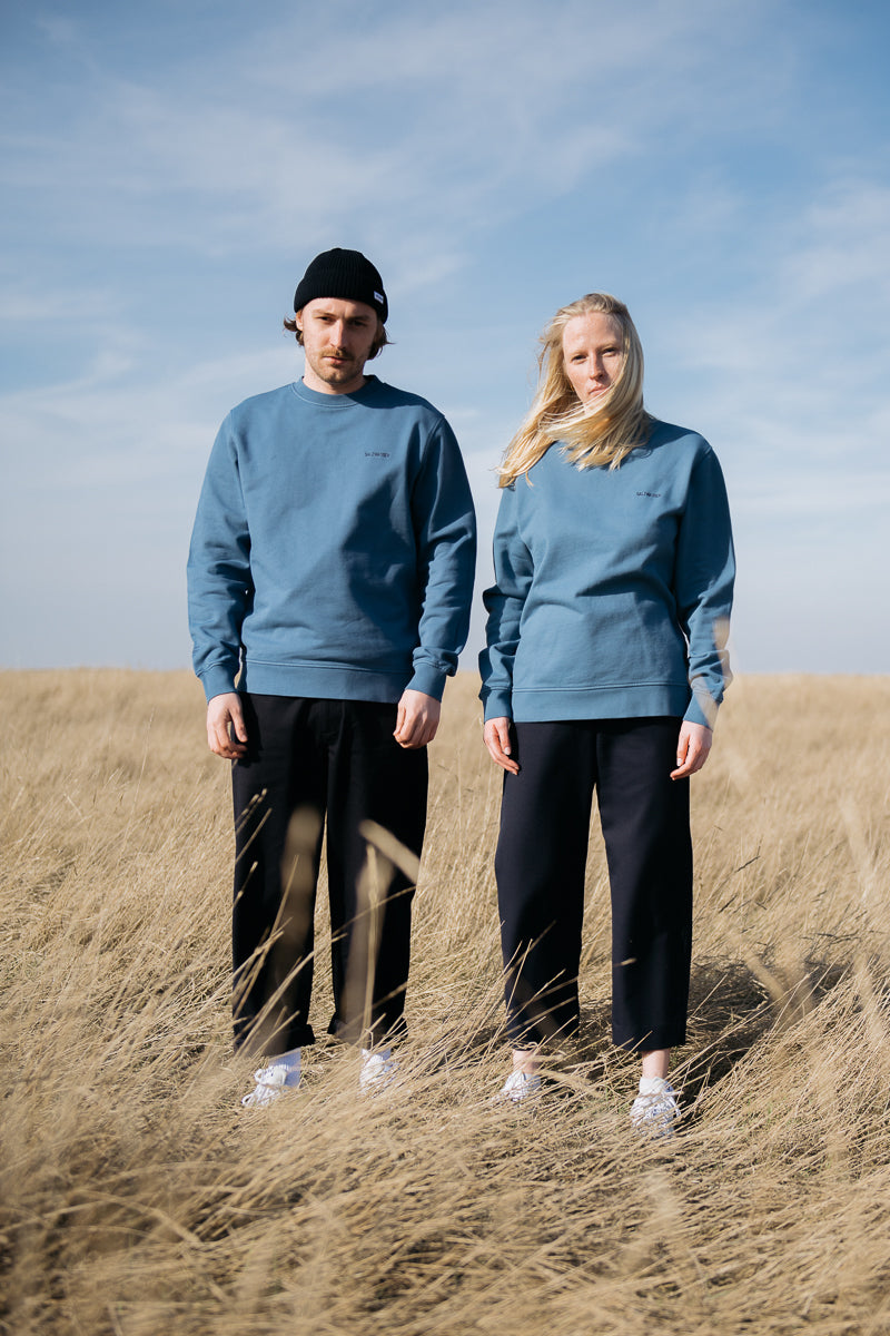 Nachhaltiger Sweater an Frau und Man in der Natur von SALZWASSER _men _women