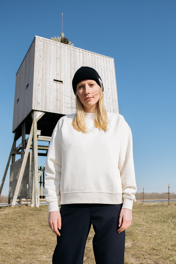 Frau trägt nachhaltigen Loose Fit Sweater von SALZWASSER in der Natur _women