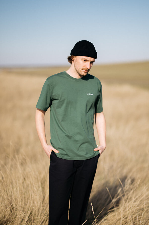 Dunkelgrünes T-Shirt von SALZWASSER an Mann in der Natur _men