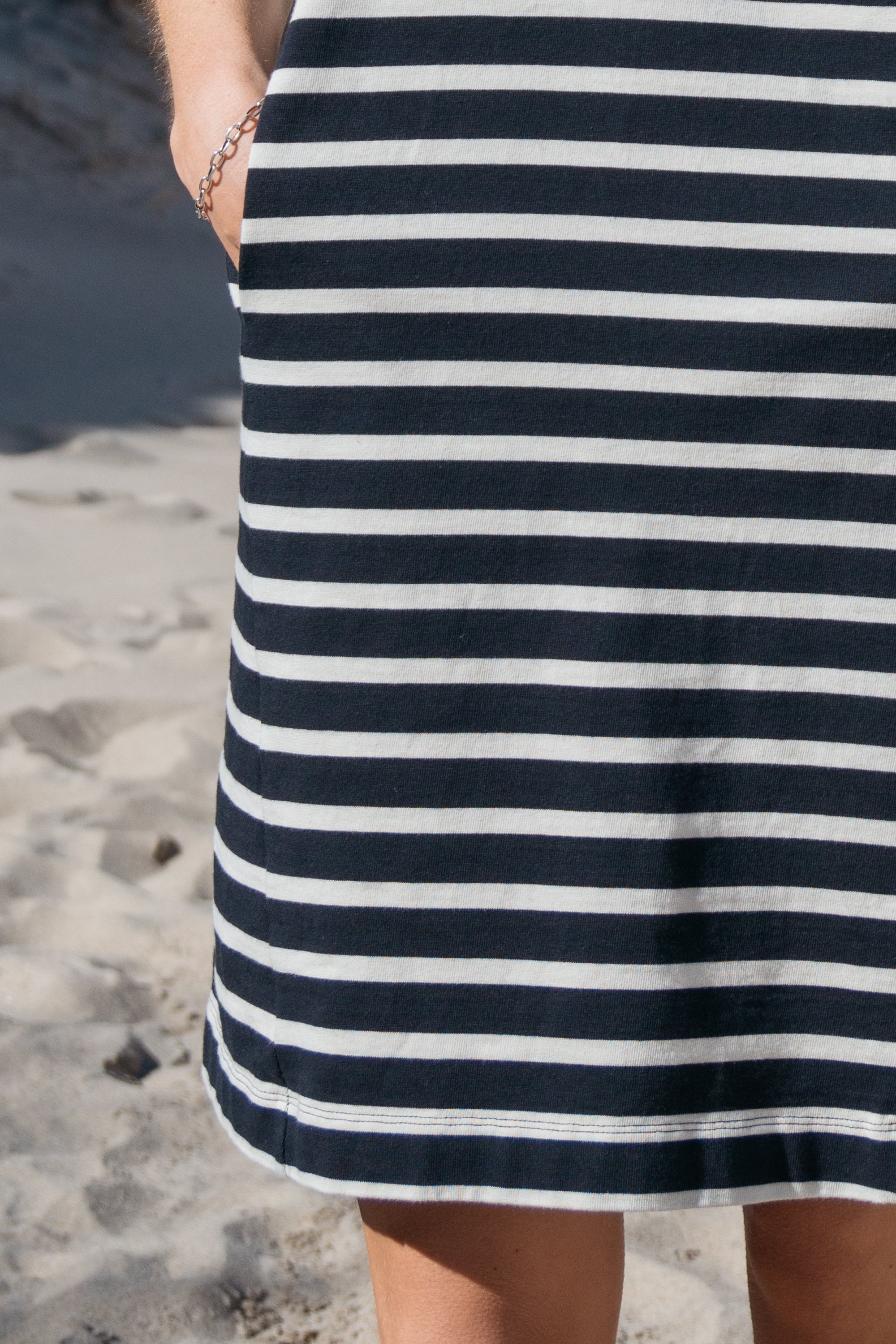 Schlichtes SALZWASSER T-Shirt Kleid aus Bio-Baumwolle in Blau-Naturweiß gestreift