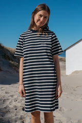 Gestreiftes SALZWASSER T-Shirt Kleid mit schlichter Stickerei am Strand