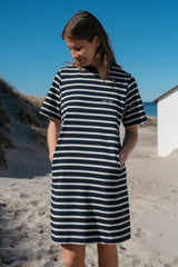 Frau trägt fair produziertes Kleid von SALZWASSER am Strand