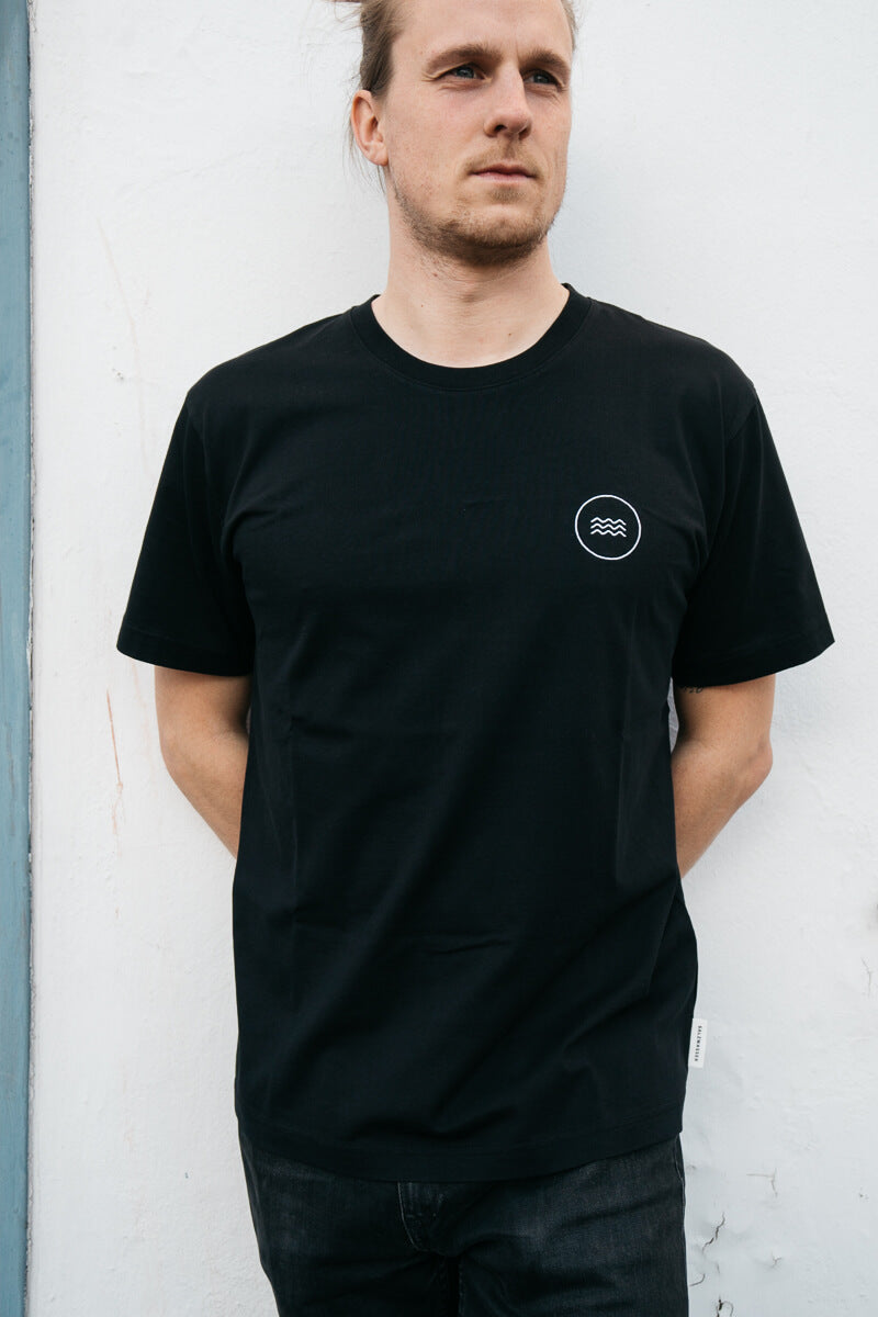 Unisex T-Shirt in schwarz von SALZWASSER mit Wellenlogo