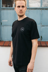 nachhaltiges schwarzes T-Shirt von SALZWASSER mit Logo in Hamburg _men