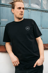 Mann trägt SALZWASSER T-Shirt in schwarz aus Bio-Baumwolle in Hamburg