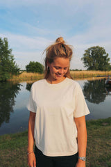 Frau trägt SALZWASSER T-Shirt in Off-White in der Natur _women