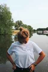 Frau trägt weißes SALZWASSER T-Shirt aus Bio-Baumwolle _women