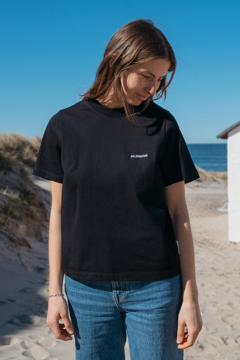 Schwarzes T-Shirt aus Bio-Baumwolle mit dezentem SALZWASSER Stick