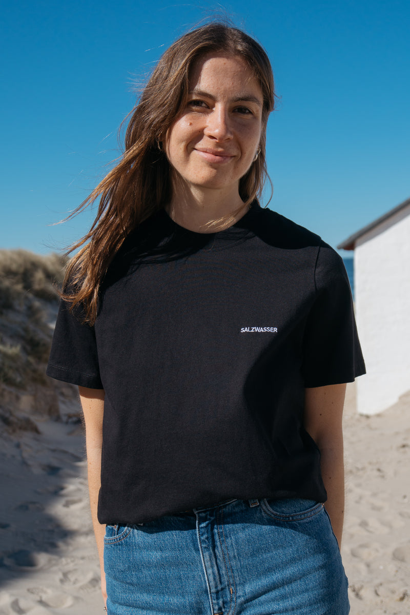 Frau trägt nachhaltiges Heavy T-Shirt von SALZWASSER in Schwarz
