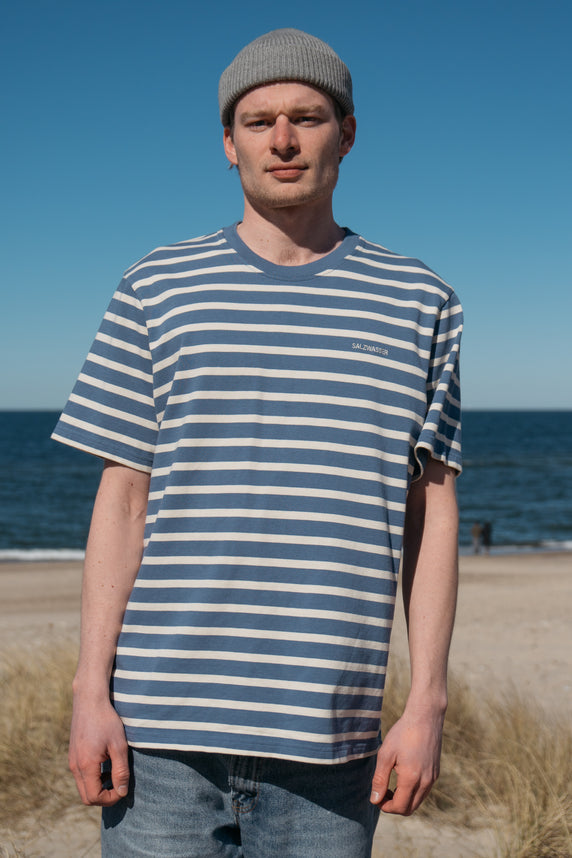 Mann trägt SALZWASSER T-Shirt mit Streifen aus Bio-Baumwolle