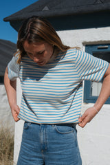 Frau trägt nachhaltiges Heavy T-Shirt von SALZWASSER in Blau-Weiß gestreift