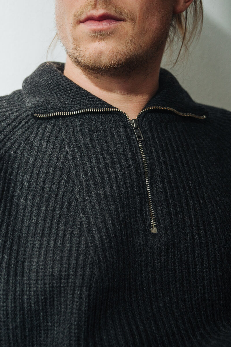 Mann trägt dunkelgrauen Troyer mit nickelfreiem Reißverschluss von SALZWASSER