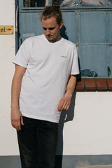 Mann trägt weißes Unisex Shirt von SALZWASSER in Hamburg